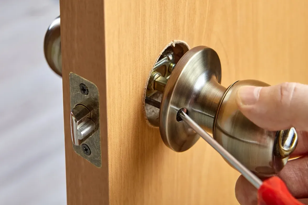 Locksmith repairing stuck residential door lock and deadbolt mechanism in Plantation and surrounding cities home